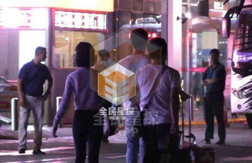 周冬雨戀情疑曝光 腹肌小鮮肉幾次進出周冬雨房間