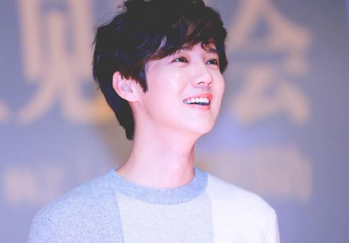 鹿晗藍發造型猶如從漫畫走出