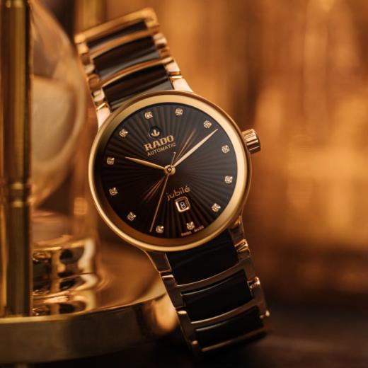 桌子上有鐘表
描述已自動(dòng)生成