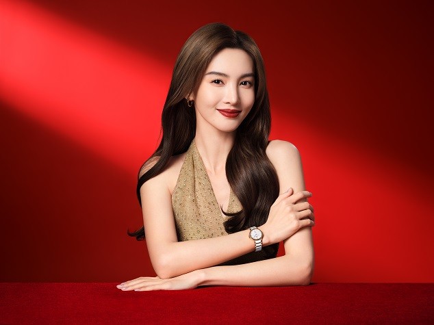 1714463558637221.jpg 02 品牌代言人金晨佩戴Centrix晶萃系列“流金白”腕表.jpg