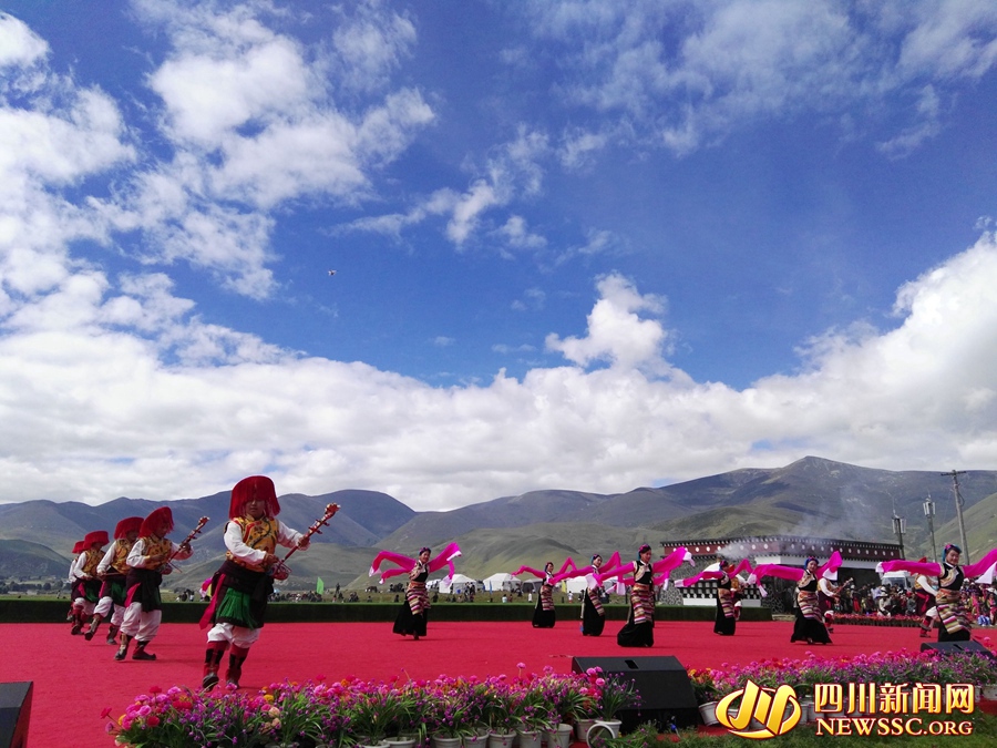 歌兒唱起來鍋莊跳起來 稻城第二屆亞丁登秋節開幕